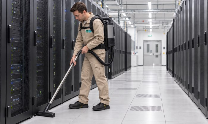 EcoCleaners-Mitarbeiter bei der Absaugung im Serverraum eines Rechenzentrums
